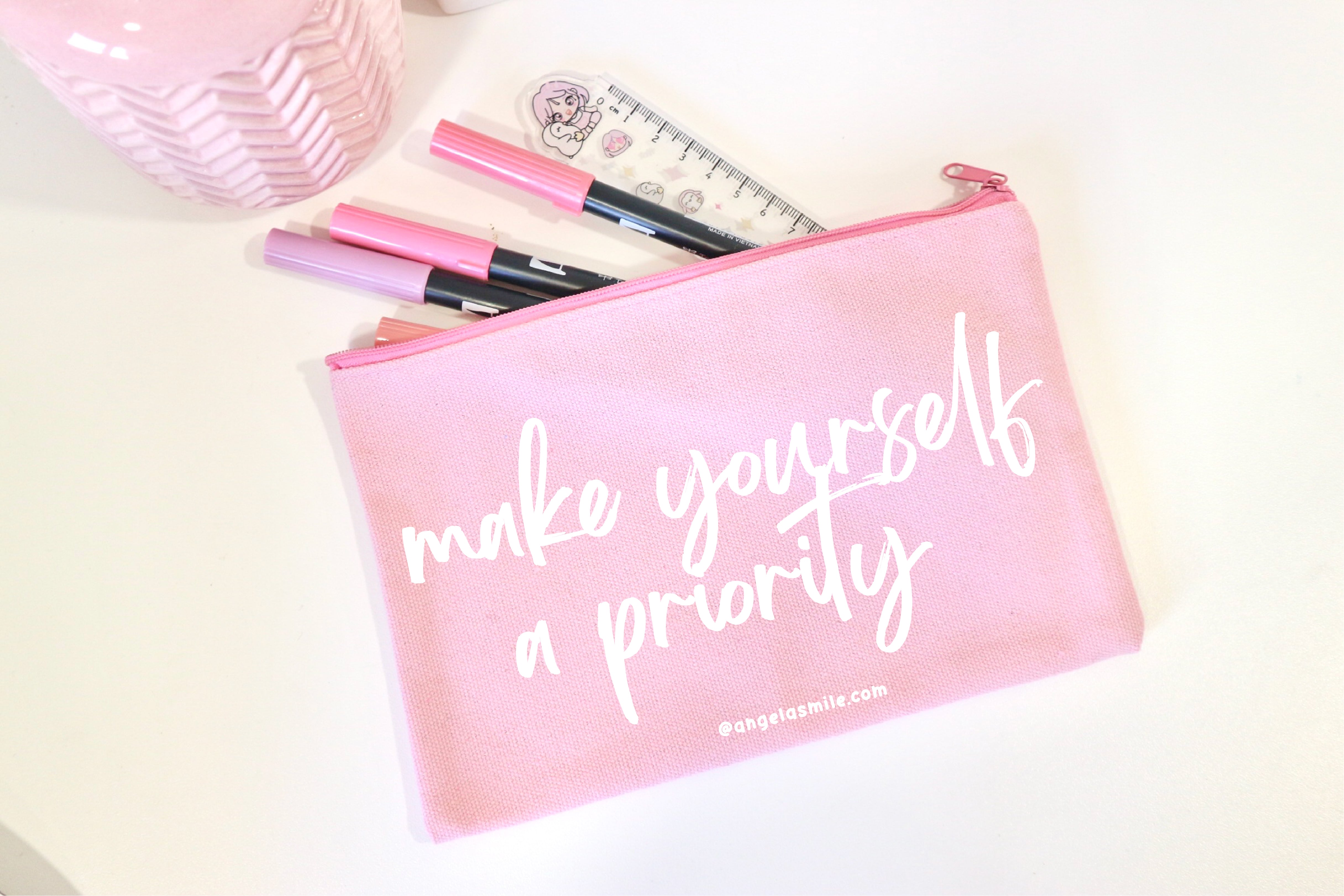 Pochette Pink "make a yourself a priority"